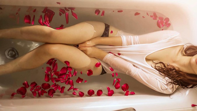 浴缸中的大长腿美女湿身诱惑花瓣5k图片